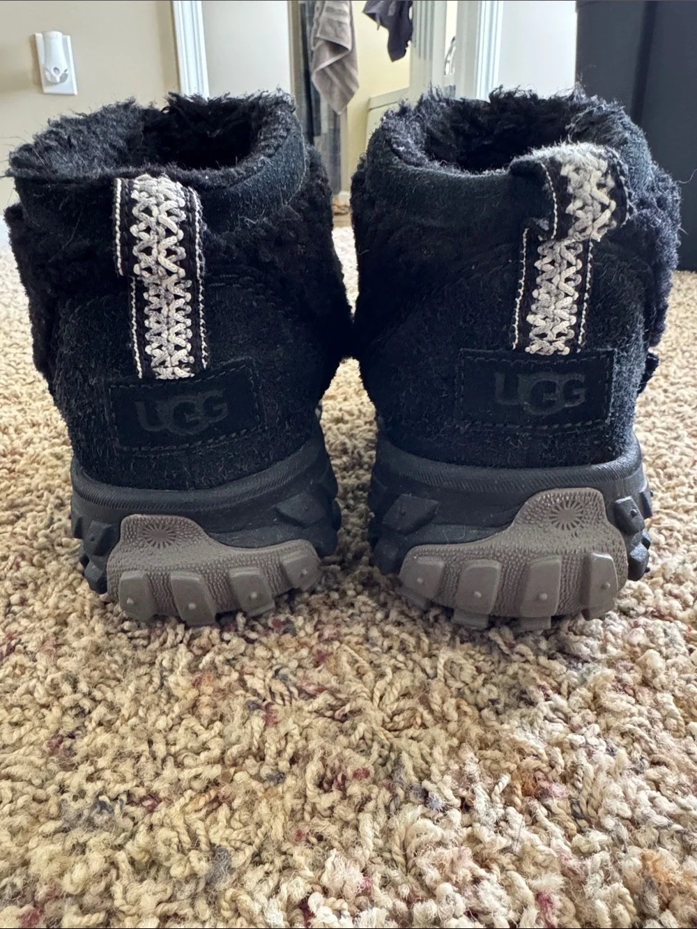 UGG All-Gender Venture Daze Ultra Mini Boot | Black | Size 6 women - Picture 3 of 8
